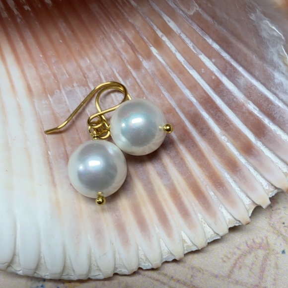 NEW Big 12mm shell pearl white earrings gold - Picture 3 of 5